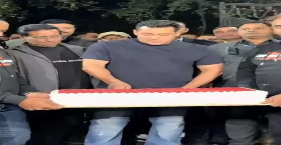 पनवेल फार्महाउस पर सलमान खान ने पैपराजी के साथ काटा केक, फैंस पर भी लुटाया प्यार