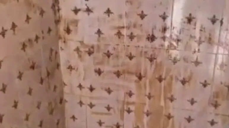 शौचालय की टाइल्स देखकर भावनाएं आहत, हिन्दू संगठनों का फूटा गुस्सा, नगर पालिका प्रशासन बैकफुट पर