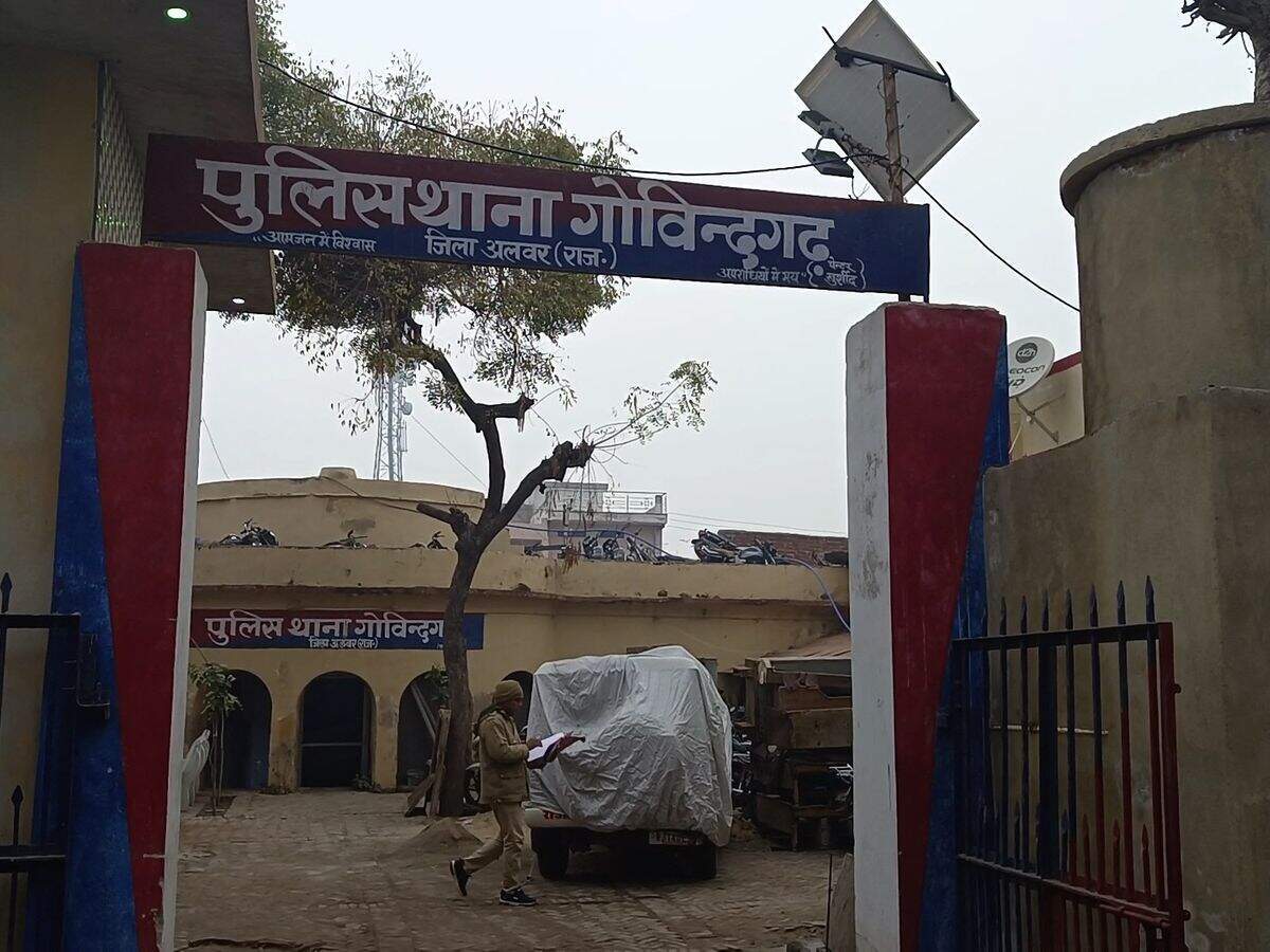 अलवर में ईद की खरीदारी के दौरान दो पक्षों में खूनी झड़प, एक्सक्लूसिव फुटेज में देंखे बीच-बचाव करने पहुंचे पुलिसकर्मी का सिर फूटा