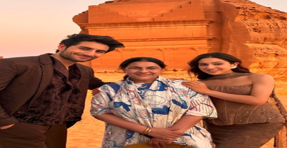 मूवी आउटिंग में स्पॉट हुईं सारा अली अली खान और पलक तिवारी, ओरी विवाद का नहीं दिखा कोई असर