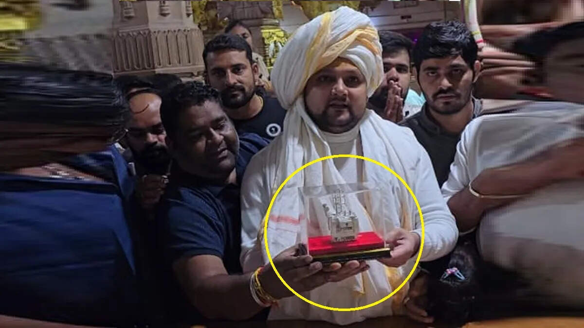 उदयपुर में ललित गांगसोनू ने सांवरिया सेठ दरबार में चांदी का ट्रांसफार्मर और डीपीसेट अर्पित किया