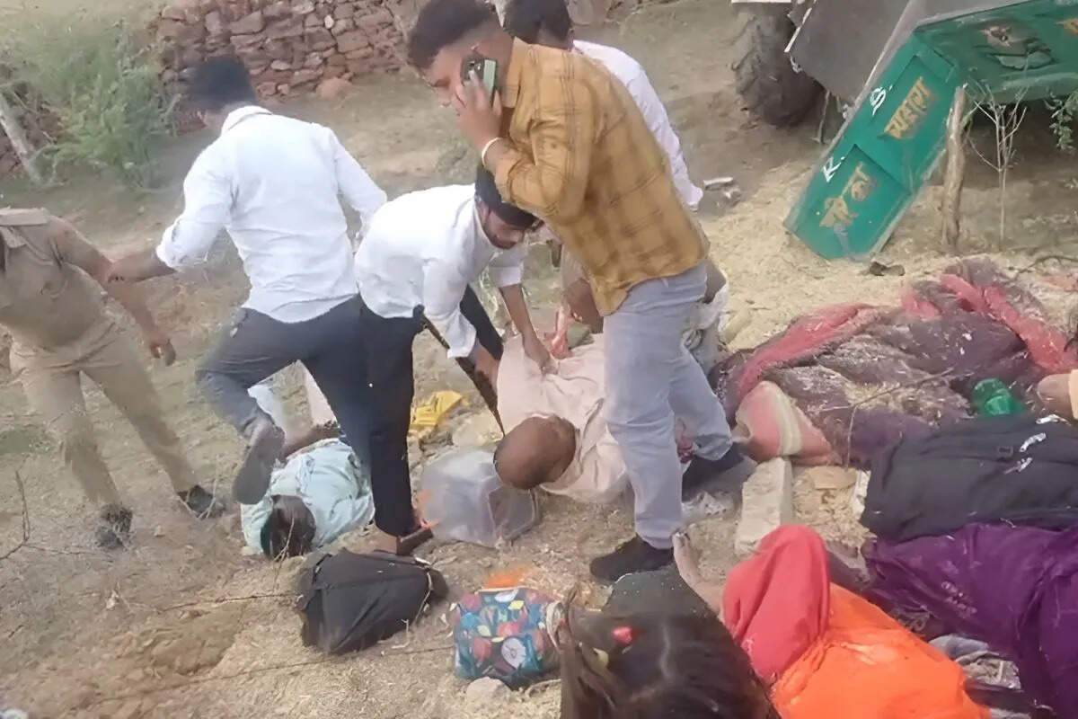 कैलादेवी दर्शन कर लौट रहे श्रद्धालुओं की बस हादसे का शिकार, 18 लोग घायल