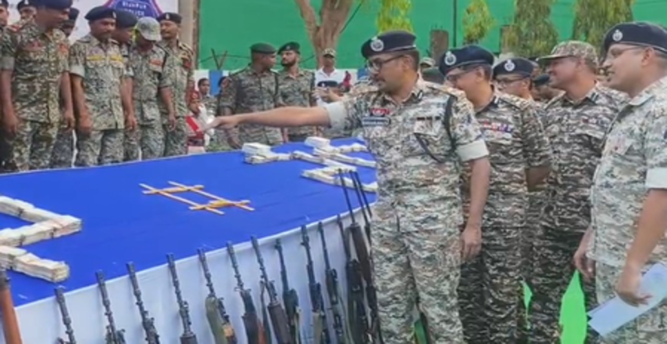 बीजापुर में 25 माओवादियों का सामूहिक आत्मसमर्पण, 93 हथियार और 14 करोड़ की बरामदगी