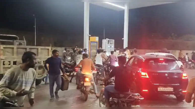 सलूंबर में पेट्रोल की अफवाह से मची अफरातफरी, पंपों पर लगी लंबी कतारें