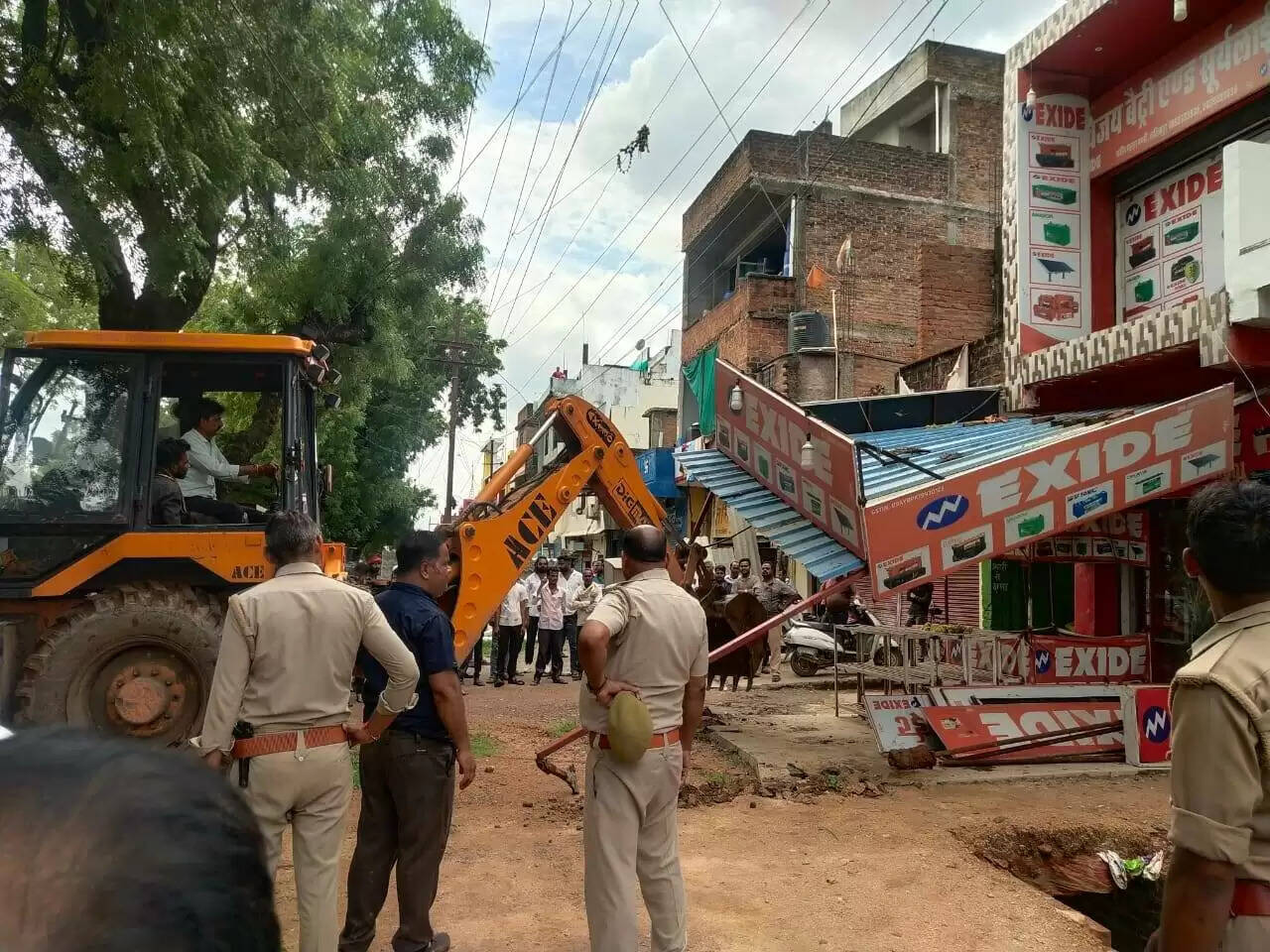 अलवर में अतिक्रमण हटाने गए UIT दस्ते को जेसीबी लेकर पड़ा भागना, वीडियो में देखें दुकान का टीनशेड हटाते ही बेकाबू हुई भीड