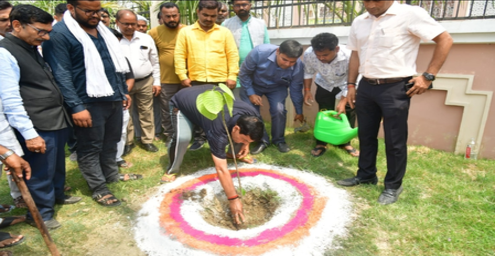 विश्व धरोहर दिवस: मऊ में मंत्री एके शर्मा का आह्वान, वृक्षारोपण को बनाएं जन-आंदोलन