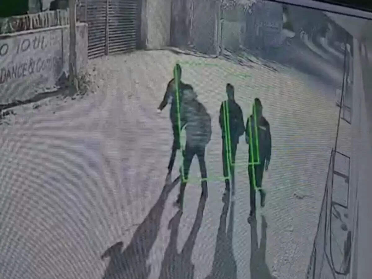 वीडियो में देखें जयपुर के मुहाना स्थित 55 साल पुराने शिव-राधाकृष्ण मंदिर में चोरी और तोड़फोड़, लोगों में भारी आक्रोश