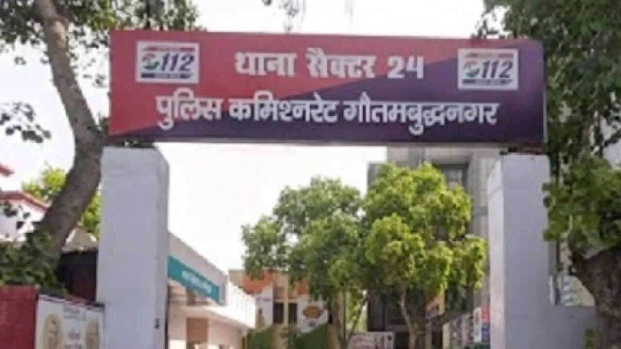 नोएडा में दर्दनाक घटना: बीटेक छात्र ने 28वीं मंजिल से कूदकर दी जान, जांच में जुटी पुलिस