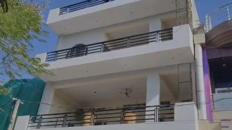 जयपुर में तीन मंजिला घर के सीढ़ियों पर मिला कट्टा, अंदर दिखी खून से लथपथ महिला की लाश