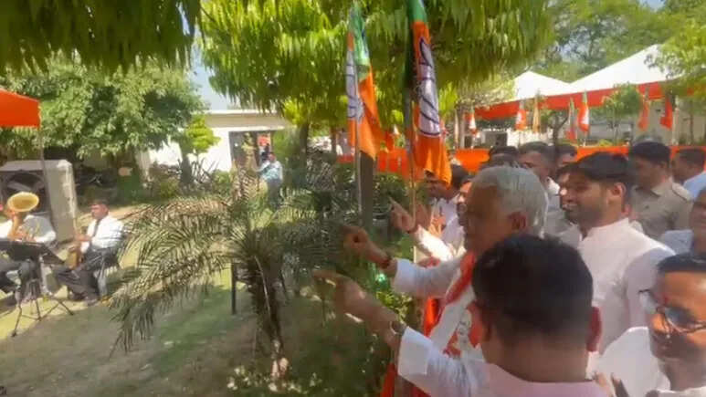 बीजेपी स्थापना दिवस पर जयपुर में उत्साह का माहौल, किरोड़ी लाल मीणा बैंड की धुन पर झूमे