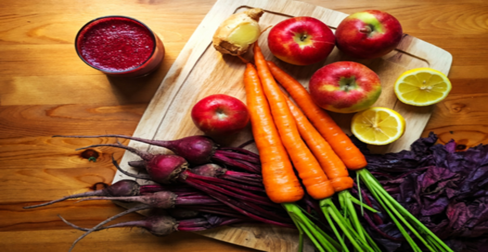 डल स्किन से छुटकारा पाना है? सेब-चुकंदर-गाजर का जूस देगा नेचुरल ग्लो