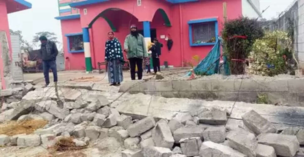 झारखंड : पत्नी गई मायके तो नाराज पति ने जेसीबी से गिरा दी ससुराल की चहारदीवारी