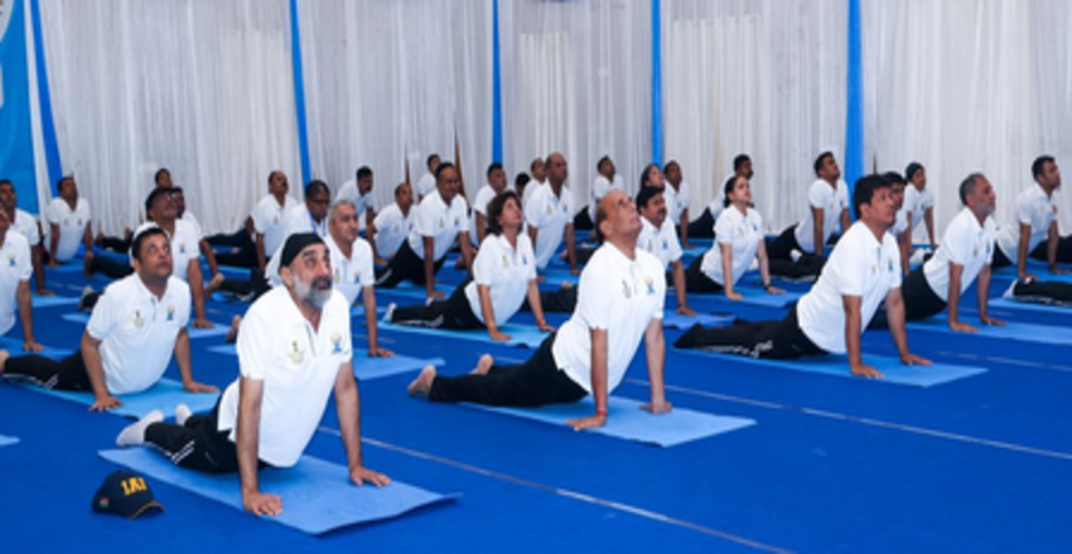 अंतरराष्ट्रीय योग दिवस पर राजनाथ सिंह ने शिलांग में 1,000 सैनिकों के साथ किया योगाभ्यास