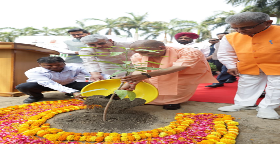 विश्व पर्यावरण दिवस पर सीएम योगी ने अपने आवास पर लगाया पौधा, बोले-पर्यावरण बचेगा तो प्रकृति बचेगी