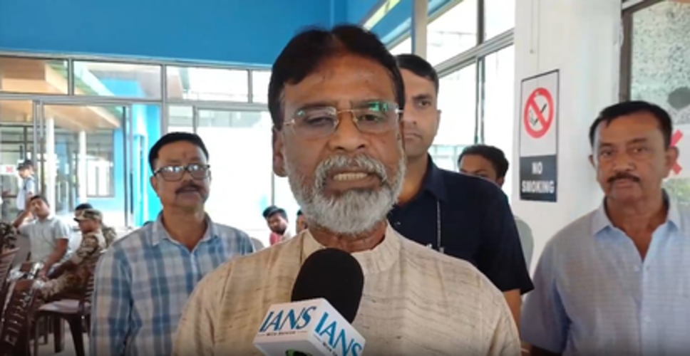 पश्चिम बंगाल: बांग्लादेश बॉर्डर के पास पहुंचे कई घुसपैठिए, सांसद खागेन मुर्मू बोले-होल्डिंग सेंटर में भेजे जाएंगे अवैध प्रवासी