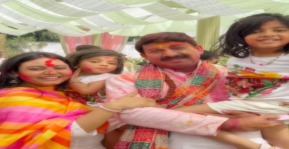 मनोज तिवारी ने परिवार संग खेली होली, शेयर कीं खूबसूरत तस्वीरें