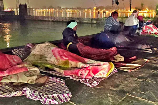 कोटा-भीलवाड़ा में बंद व्यवस्थाओं के बीच खुले आसमान में सोने को मजबूर लोग, रैन बसेरों के दरवाजे बंद