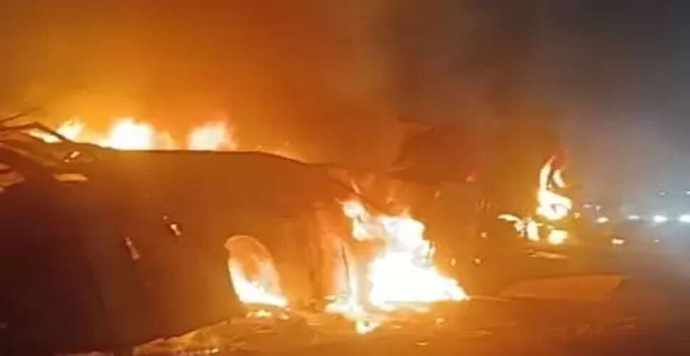 आंध्र प्रदेश: टाटा-एर्नाकुलम एक्&zwj;सप्रेस में लगी भीषण आग, दो डिब्बे जलकर खाक