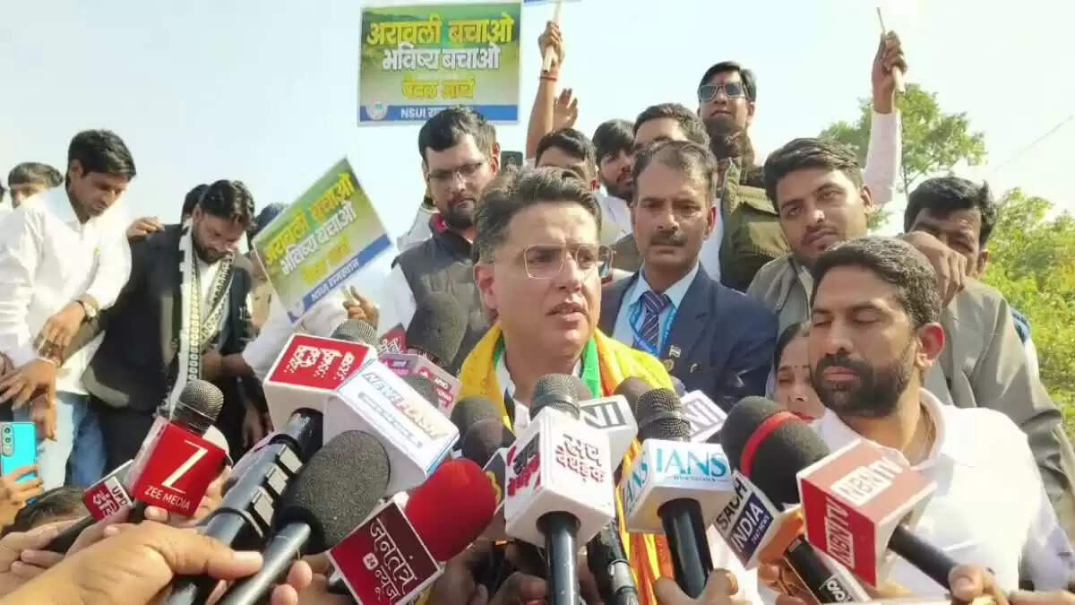 ‘अरावली बचाओ–भविष्य बचाओ’ अभियान के तहत एनएसयूआई का पैदल मार्च, वीडियो में देखें बेटे के साथ शामिल हुए सचिन पायलट