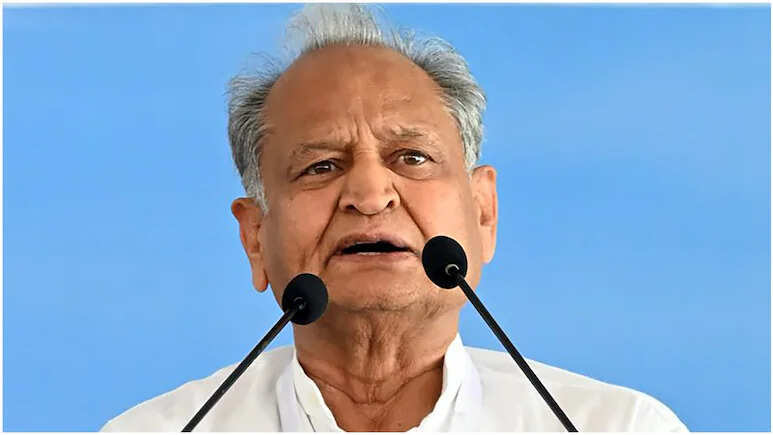 'अफसरों, कानून याद रखना...' वोटर लिस्ट विवाद पर भड़के अशोक गहलोत, BJP को दी चेतावनी