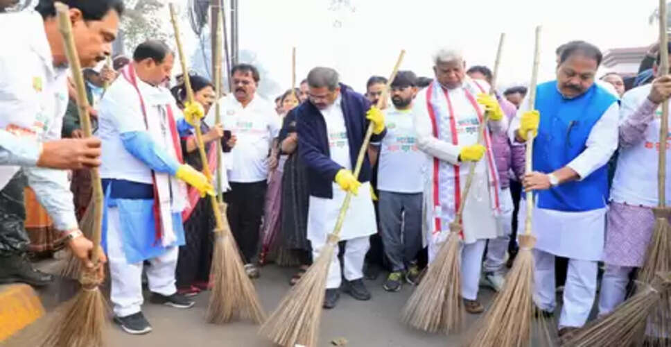 ओडिशा: अंगुल में केंद्रीय मंत्री धर्मेंद्र प्रधान ने स्वच्छता अभियान में हिस्सा लिया