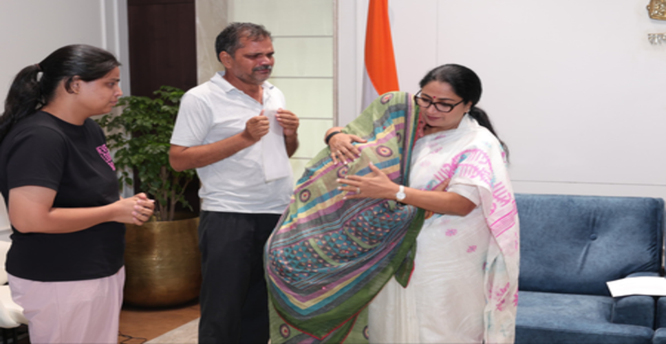 मालवीय नगर अग्निकांड: दिल्ली मुख्यमंत्री ने पीड़ितों के परिजनों को अनुग्रह राशि सौंपी
