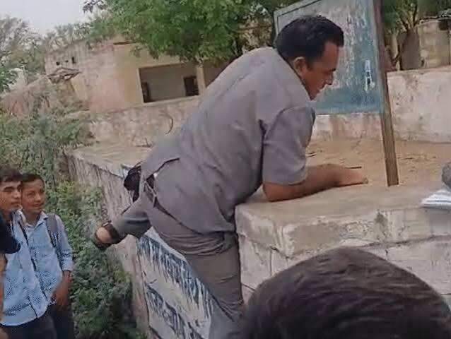 बाड़मेर में स्कूल तालाबंदी विवाद: प्रिंसिपल से धक्का-मुक्की, वीडियो में जाने कॉलर पकड़कर गिराया; दीवार फांदकर स्कूल में घुसे प्रधानाचार्य