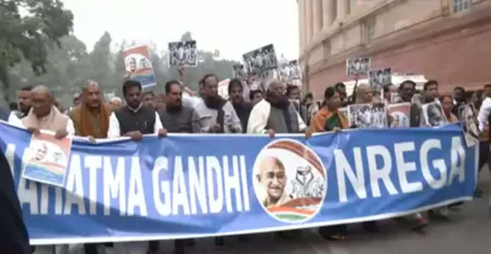 मनरेगा का नाम बदलने के विरोध में विपक्ष ने संसद भवन में निकाला मार्च, पूछा-क्या है परेशानी