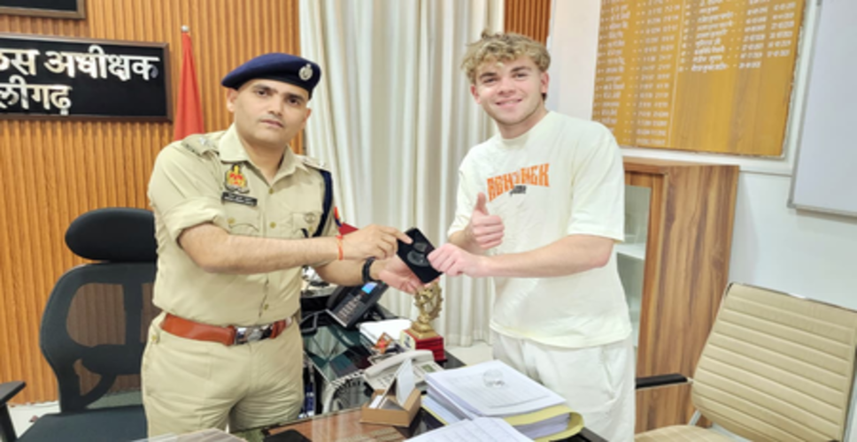 अहमदाबाद: आईपीएल के फाइनल मैच में जेक जैकिंग्स का मोबाइल हो गया था चोरी, अलीगढ़ पुलिस ने बरामद कर लौटाया