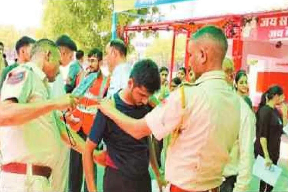 अंदर डॉक्टर बनने की जद्दोजहद, बाहर अभिभावकों की ‘अग्निपरीक्षा’; समय समाप्त होते ही बंद हुए केंद्रों के द्वार