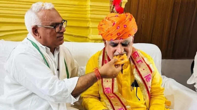 डीग में मेले के दौरान दिखा सियासी सौहार्द, दो मंत्रियों का स्नेह मिलन बना चर्चा का विषय