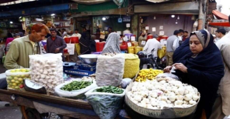 पाकिस्तान: पेशावर में स्मार्ट लॉकडाउन के खिलाफ सड़कों पर उतरे व्यापारी, महंगाई को लेकर गुस्सा