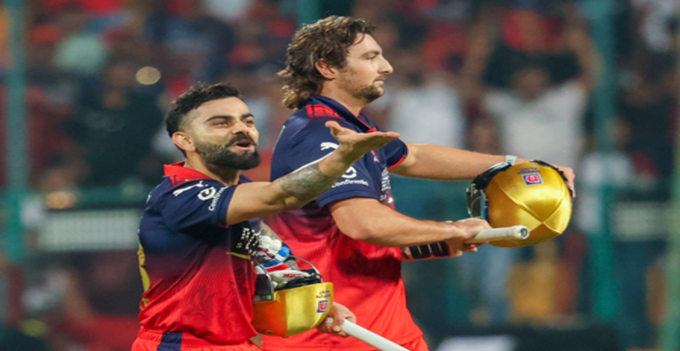 आरसीबी को जीत दिलाने के बाद दिखा कोहली का रोमांटिक अंदाज, पत्नी अनुष्का को दी 'फ्लाइंग किस'