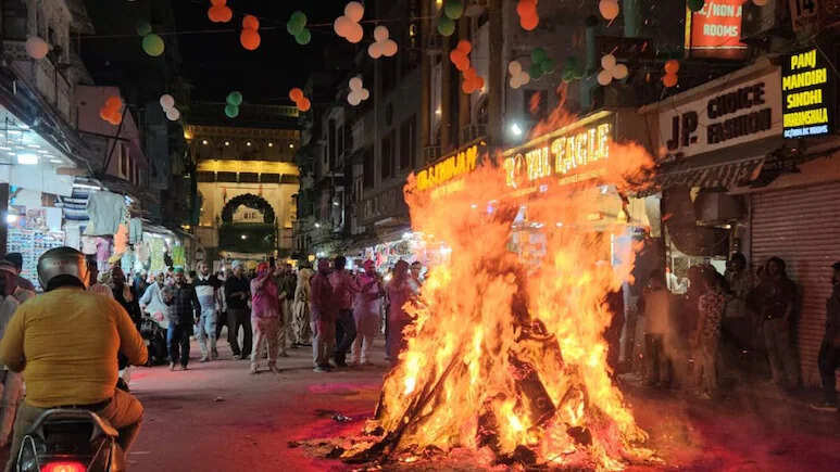 अजमेर दरगाह के बाहर किया गया होलिका दहन, दुनिया में दिया गया भाईचारे का संदेश