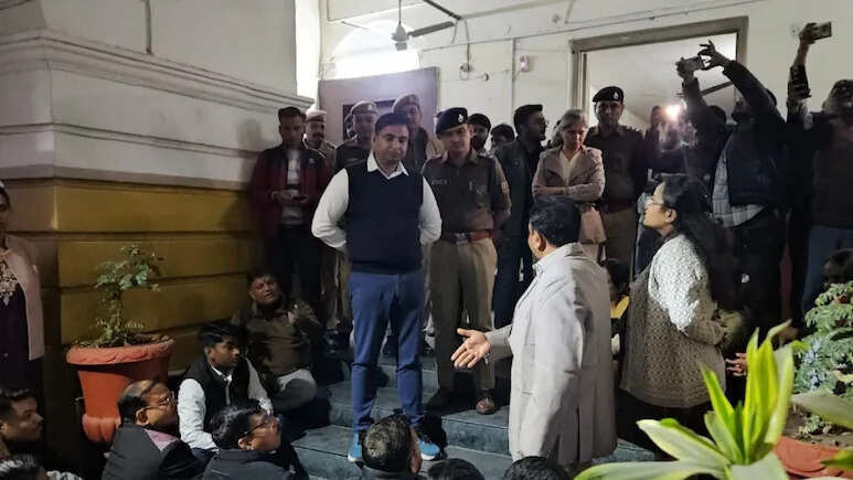 अजमेर में XEN की पिटाई के बाद समर्थन में आए कई विभागों के अधिकारी, 8 विधानसभा क्षेत्र में विकास कार्य ठप