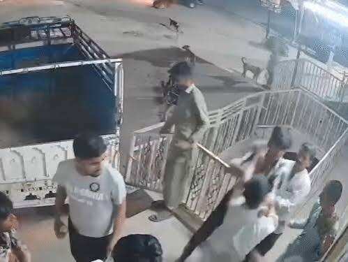 जैसलमेर में शराब ठेके पर बदमाशों का हमला, सेल्समैन को पीटा और सड़क पर घसीटा; CCTV में कैद हुई वारदात
