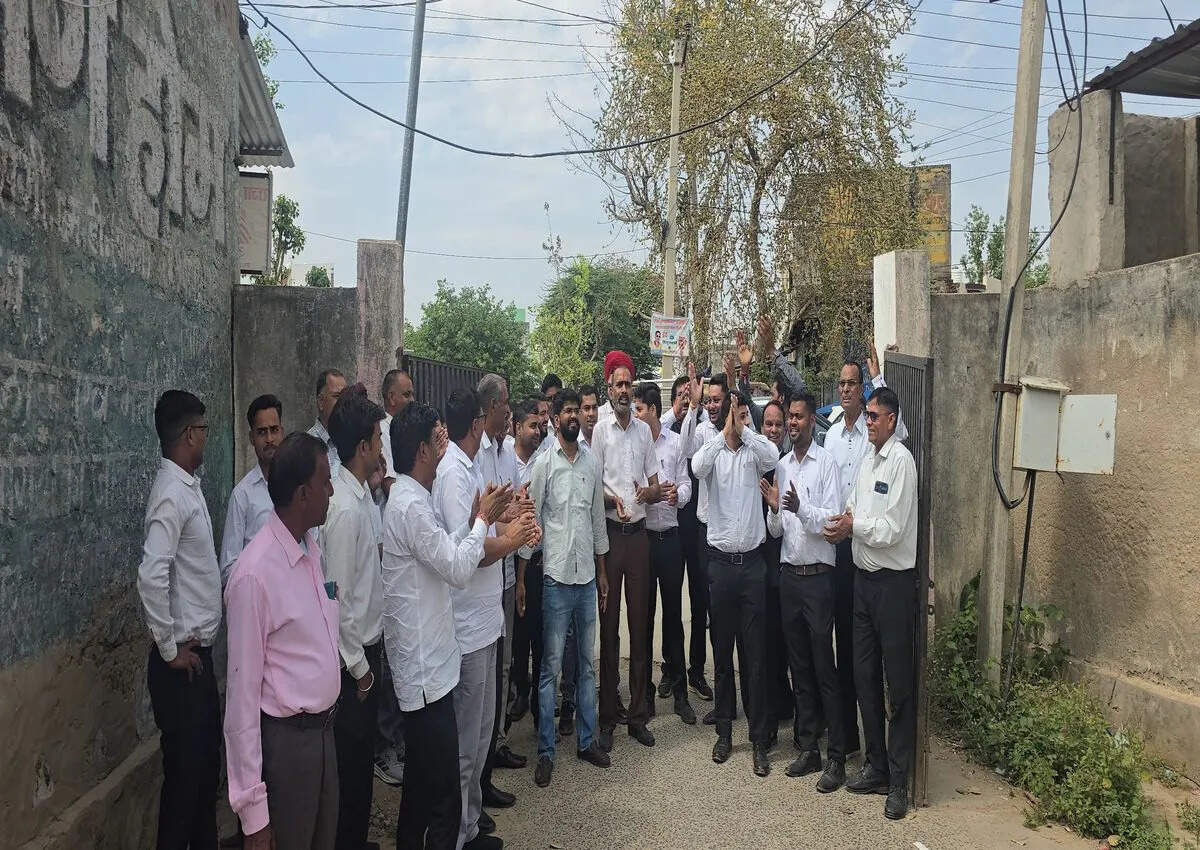 वकीलों का उग्र प्रदर्शन, एसडीएम कार्यालय का घेराव