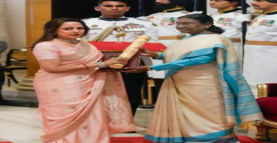 पति का पद्म विभूषण लेकर भावुक हुईं हेमा मालिनी, बोलीं-ऐसा लगा जैसे धर्मेंद्र मेरे साथ थे