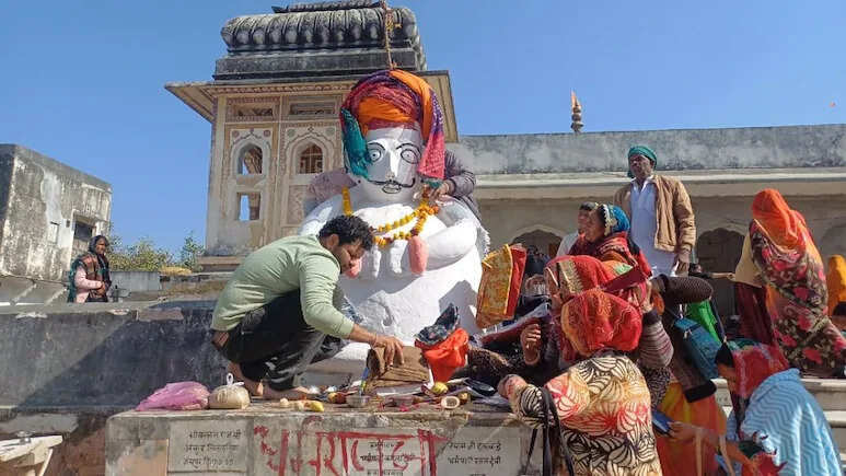 मकर संक्रांति पर पुष्कर के इस अनूठे मंदिर में उमड़ी भीड़, यहां पगड़ीधारी धर्मराज करते हैं वराह की पहरेदारी