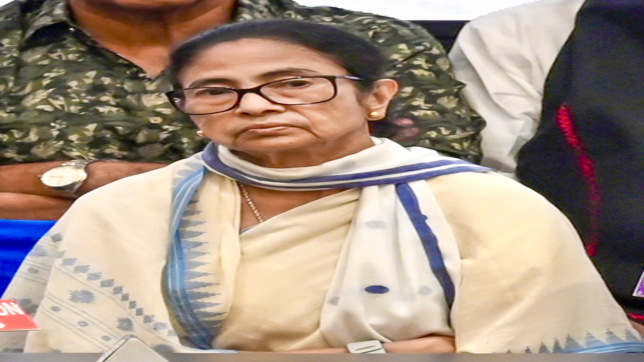 बंगाल: काकोली घोष दस्तीदार के बेटे ने ममता बनर्जी, तृणमूल सांसदों को भेजा कानूनी नोटिस