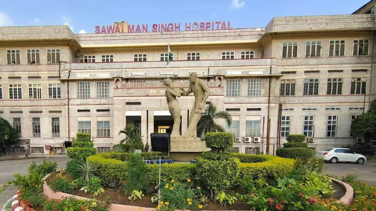 सवाई मानसिंह अस्पताल में आईसीयू की बदहाल स्थिति, वीडियो में देखें नए बने वार्ड में पानी टपकने से मरीज और स्टाफ परेशान