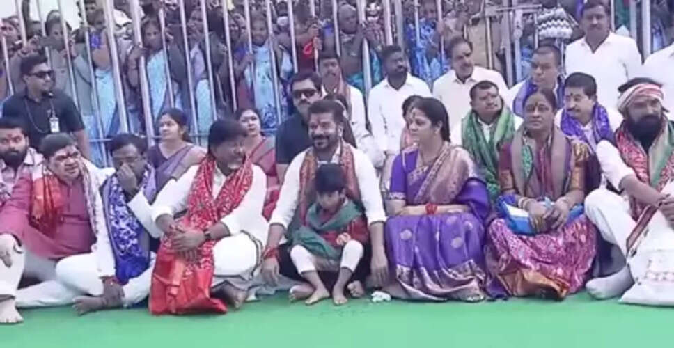 तेलंगाना: मुख्यमंत्री रेड्डी कैबिनेट सहयोगियों के साथ पहुंचे मेदारम, आदिवासी मंदिर में की पूजा-अर्चना