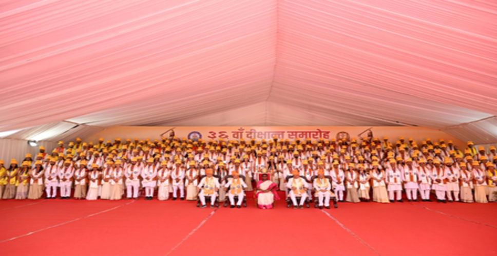 रानी दुर्गावती विश्वविद्यालय के दीक्षांत समारोह में गोल्ड मेडल मिलने पर छात्रों ने जताई खुशी