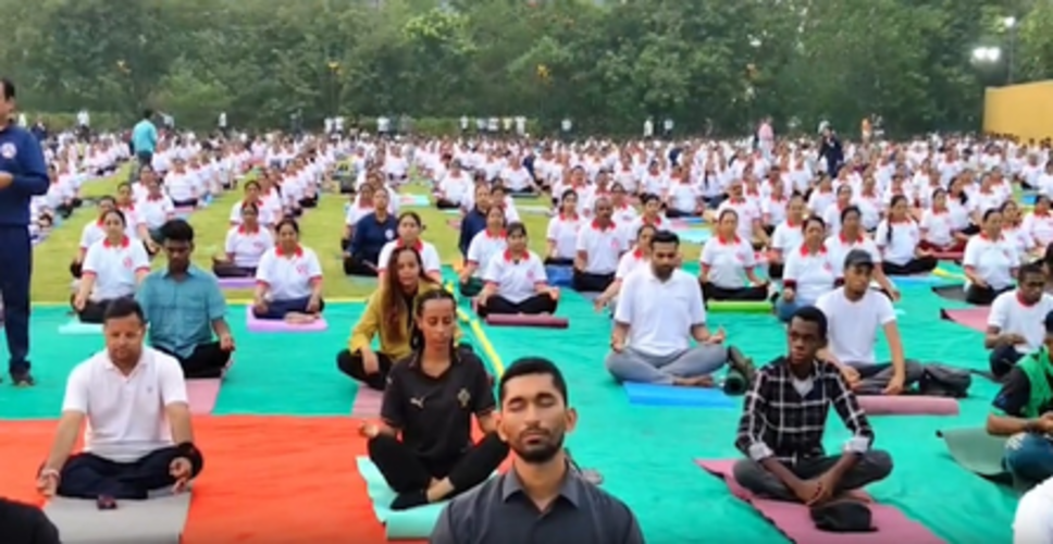 गुजरात: गिफ्ट सिटी में अंतरराष्ट्रीय योग दिवस का भव्य आयोजन, 1,500 से अधिक लोगों ने लिया भाग