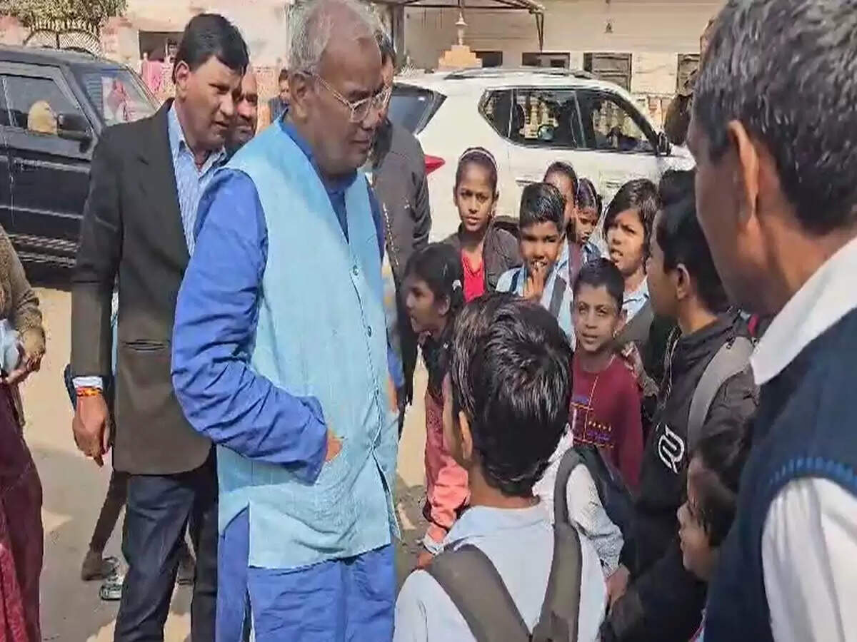 जयपुर में क्लासरूम में बच्चे चला रहे मोबाईल, राष्ट्रगान के दौरान घूम रहे टीचर, एक्सक्लुसीव फुटेज में देखें शिक्षामंत्री मदन दिलावर का औचक निरीक्षण