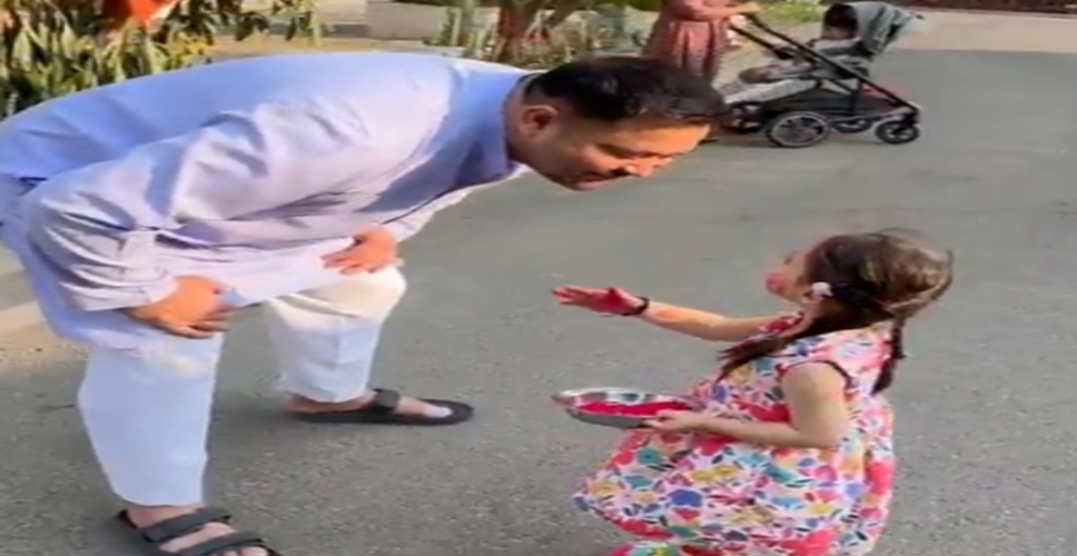 बिहार: अपने बच्चे संग होली खेलते नजर आए तेजस्वी यादव, विधायक संजीव चौरसिया ने मनाई 'नमो होली'