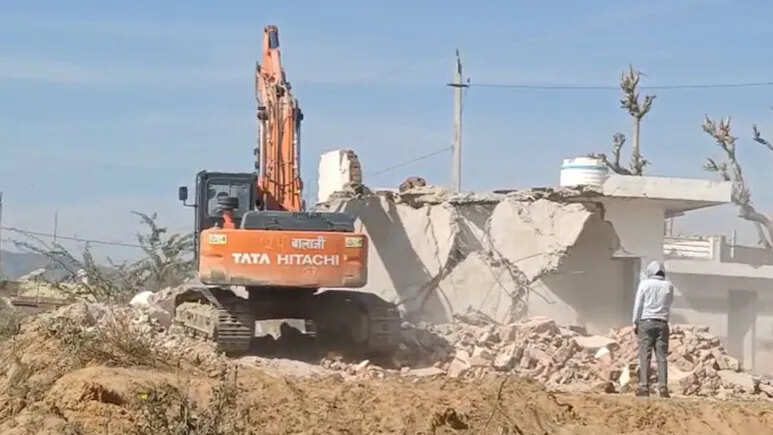 अजमेर में प्रशासन की बुलडोजर कार्रवाई, 22 किलोमीटर तक अवैध निर्माण ध्वस्त
