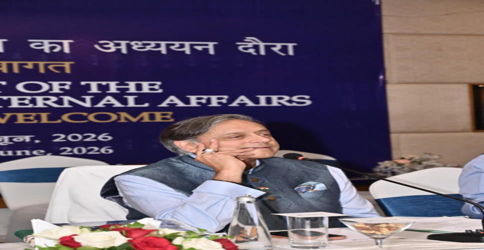 कांग्रेस सांसद शशि थरूर ने जम्मू दौरे पर पासपोर्ट सेवाओं में देरी पर उठाए सवाल