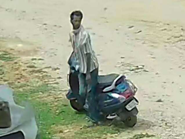 जयपुर में दिनदहाड़े चोरी, 3 मिनट में घर का ताला तोड़ दो गैस सिलेंडर लेकर फरार हुआ बदमाश, CCTV में कैद हुई वारदात