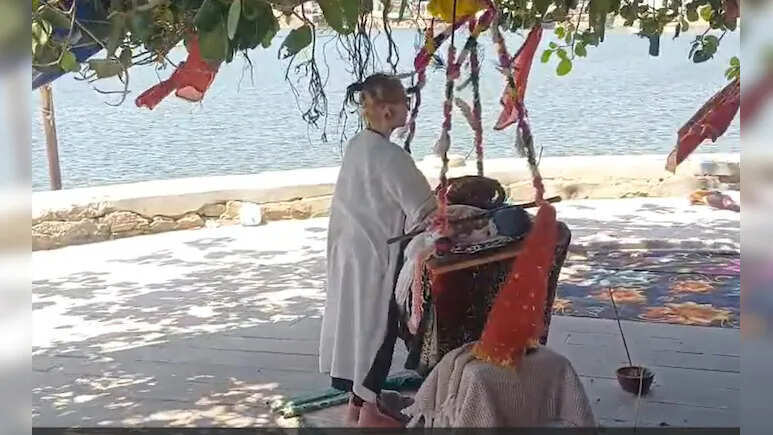 चैत्र नवरात्रि में दिखा अनोखा आध्यात्मिक दृश्य, रूसी योग साधिका कर रहीं कठिन खड़ेश्वरी तपस्या